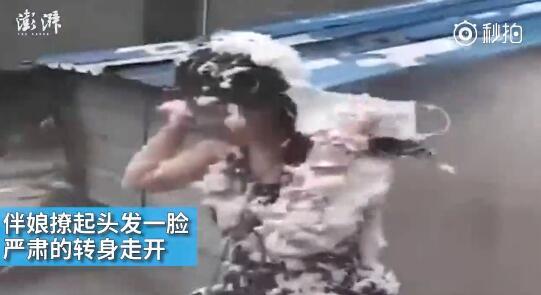 視頻中可以看到，雖然伴娘事先有穿雨衣防備，但在被伴郎團圍攻時，雨衣被拔下，更過分的是，有人還用滅火器直接對著她的臉噴。后來伴娘好像是生氣了，撩起頭發(fā)一臉嚴肅的轉身走開。