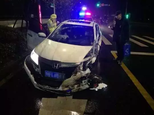 今天凌晨，杭州一對環(huán)衛(wèi)工夫婦被車撞進錢塘江