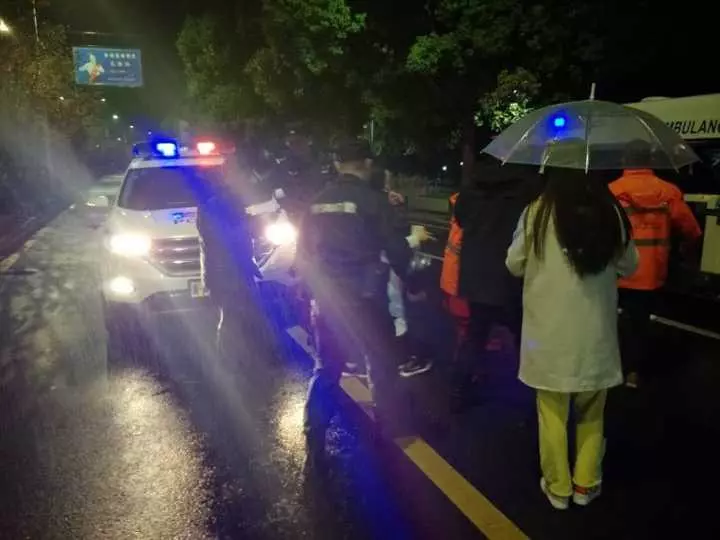 今天凌晨，杭州一對環(huán)衛(wèi)工夫婦被車撞進錢塘江