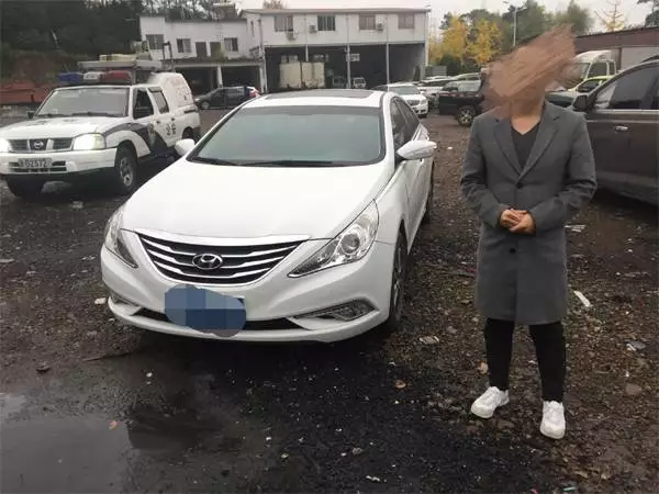 小倆口駕車(chē)回家 高速上未婚妻說(shuō)累準(zhǔn)新郎竟這么干