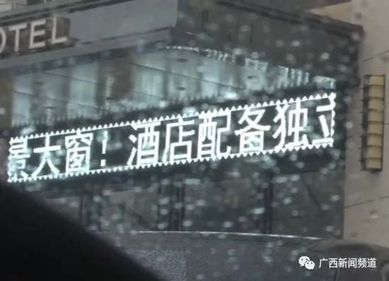 于是，民警將這一情況匯報給指揮中心，請求120醫(yī)護人員到達現(xiàn)場急救。