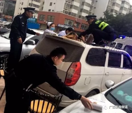 ▲女子跌落至一面包車車頂，民警和醫(yī)護人員將其救下。