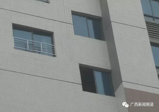 12日上午，經(jīng)過醫(yī)院治療后，女子華某已經(jīng)清醒，并能開口說話。華某對民警說：