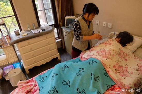 張津華進(jìn)食只能靠營養(yǎng)粉鼻飼。（羅逸爵 攝）