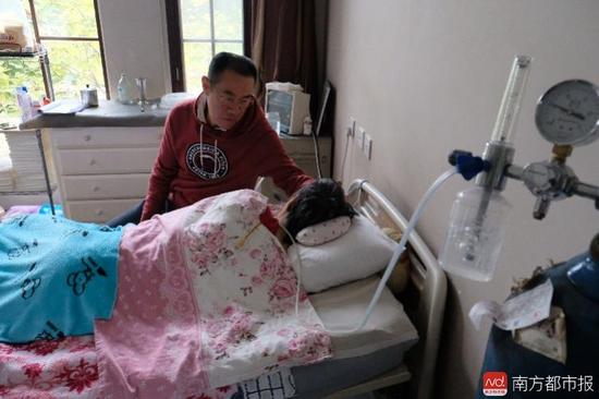 氧氣的轟隆聲，一刻不停地在這個家里“吵”了九年多。（羅逸爵 攝）