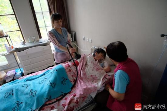 每次排痰，張津華就會癲癇發(fā)作，這是她腦部僅有的電信號。（羅逸爵 攝）