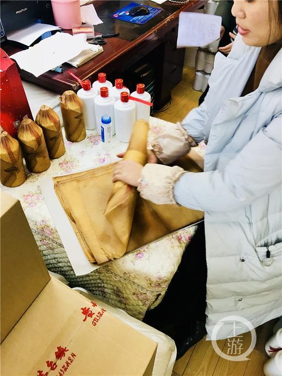 正在對(duì)白酒進(jìn)行包裝處理的經(jīng)營戶。