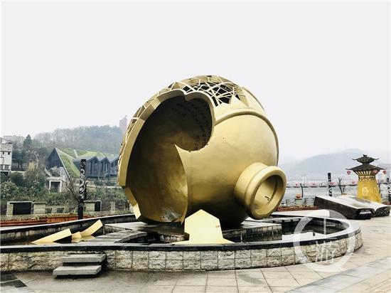 △茅臺(tái)鎮(zhèn)1915廣場著名的“壇碎”雕塑。