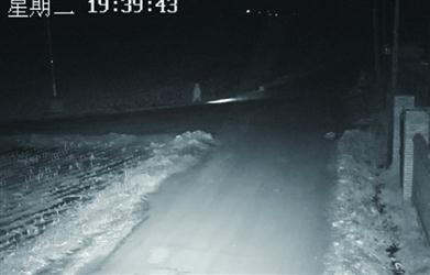 10歲男孩一個人打著手電走在鄉(xiāng)間公路上。 警方供圖