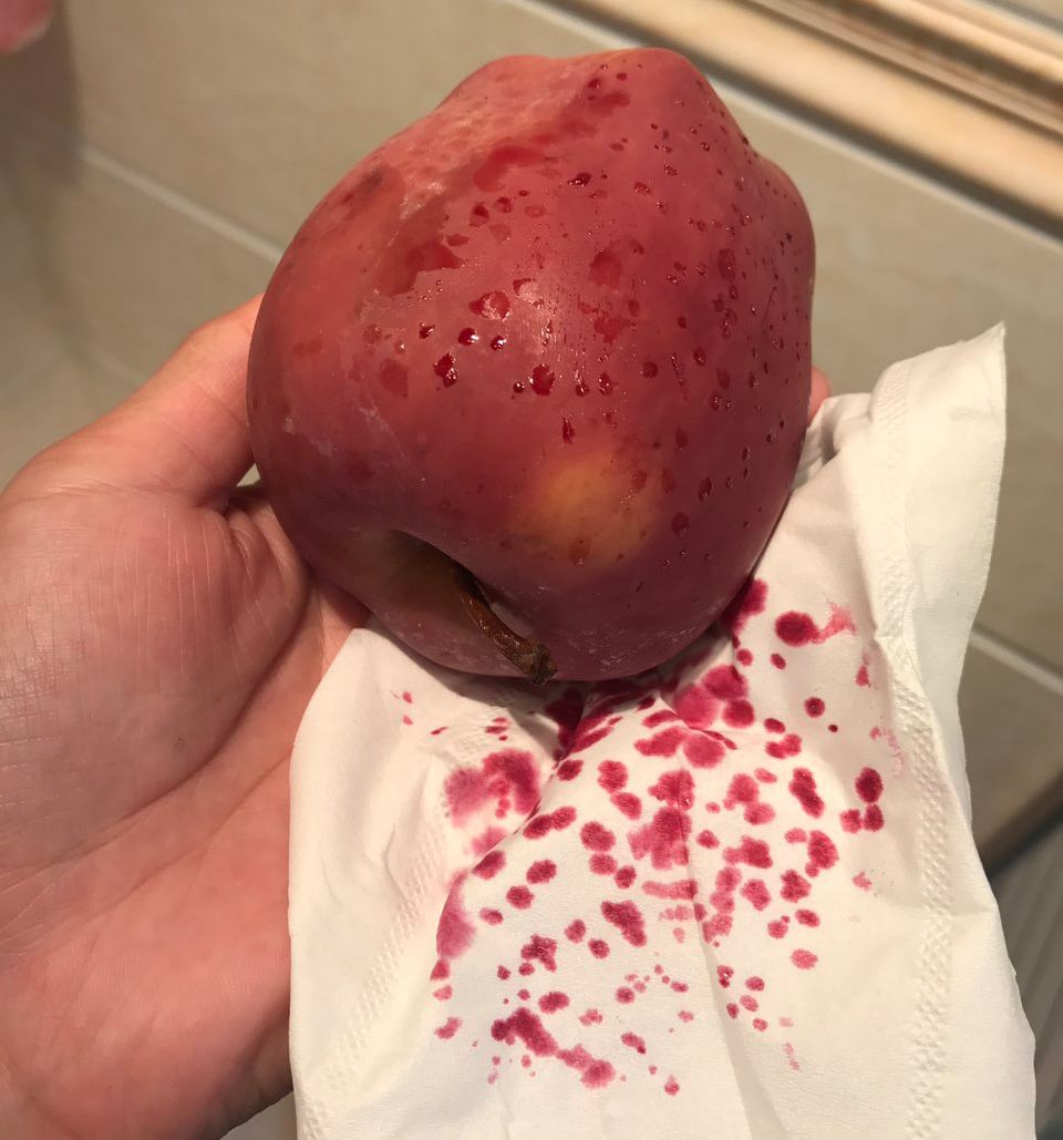 嚇懵！女子用熱水泡蘋果結(jié)果冒出血珠 咋回事？