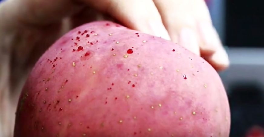 嚇懵！女子用熱水泡蘋果結(jié)果冒出血珠 咋回事？