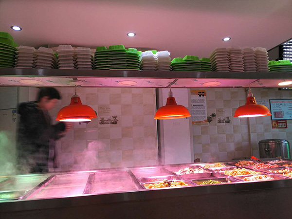 羅正宇經(jīng)常去的炸醬面館，中午和晚上有盒飯吃。