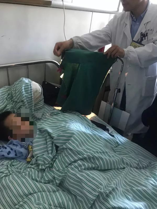 嚇哭！6歲男孩被夾斷手指 罪魁禍?zhǔn)拙故切７? oldsrc=