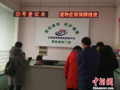 當(dāng)日，山西省疾病預(yù)防控制中心門診部擠滿了前來接種和咨詢四價(jià)宮頸癌疫苗的女性。 范麗芳 攝