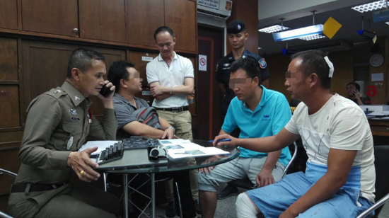 當(dāng)?shù)鼐较蛑袊?guó)游客取證(民族報(bào))