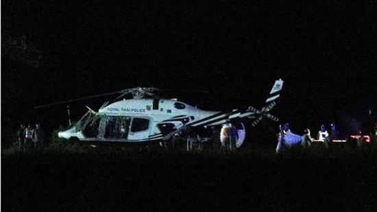 直升機(jī)護(hù)送被救少年。（圖：路透社）