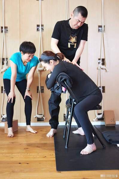 蔣勤勤與陳建斌一起做瑜伽。