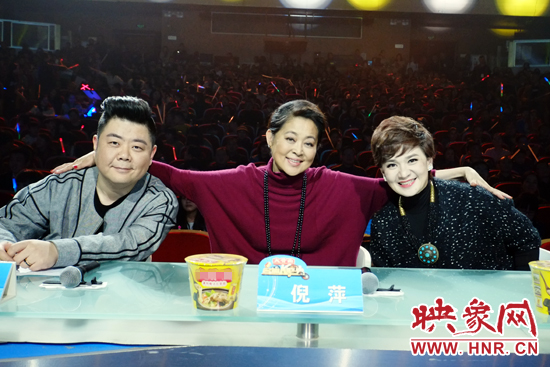三位坐鎮(zhèn)評委倪萍（中）、柯以敏（右）和毛子哥