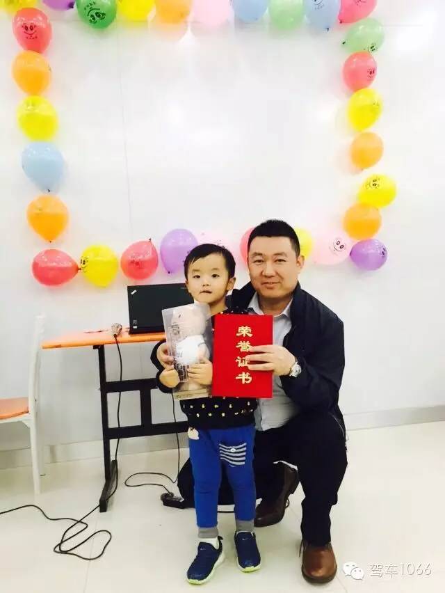 我是小小銀行家，來跟行長合個影哦