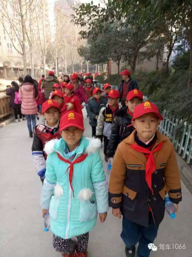 脖子上戴著紅領(lǐng)巾，頭上頂著小紅帽，排著整齊的隊伍——出發(fā)！