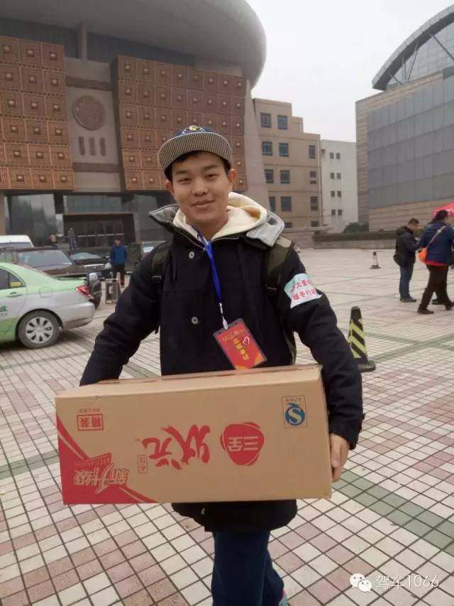 河南電臺1066主持人小澤，搬送愛心餃子。