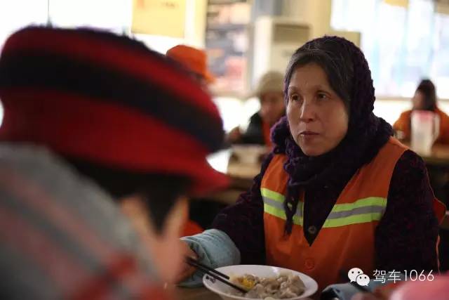 部分環(huán)衛(wèi)工在下班后來到76人老燴面吃到熱乎乎的餃子。