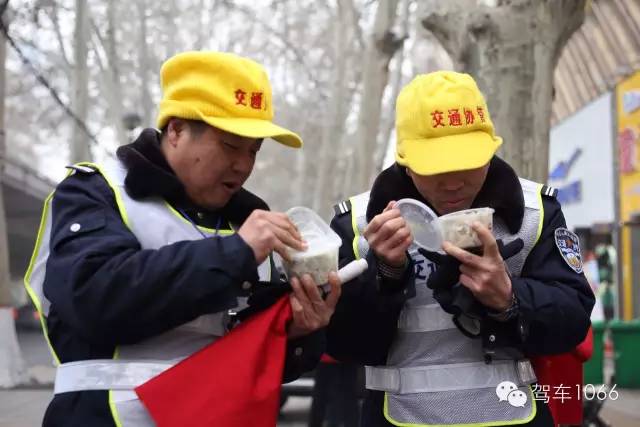 1066小分隊和志愿者來到金水路文化路，給這里執(zhí)勤的交警和協(xié)管送去暖心餃子。