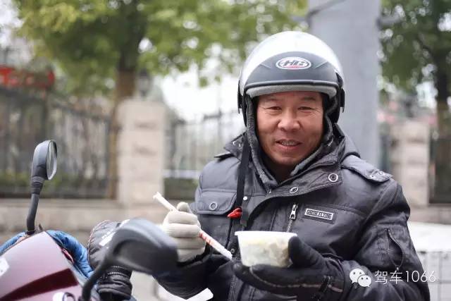 1066小分隊來到紫荊山（摩的司機、出租車司機、市民)，給他們送去餃子。