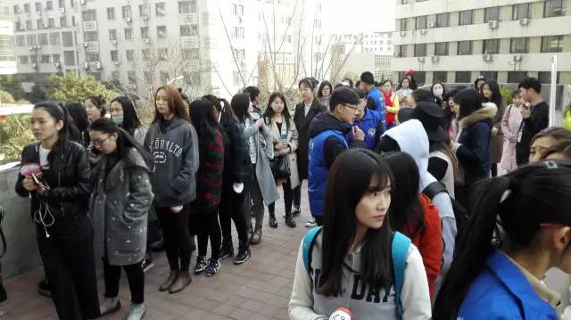 還沒開始時大家已經(jīng)開始有序排隊了，棒棒噠！