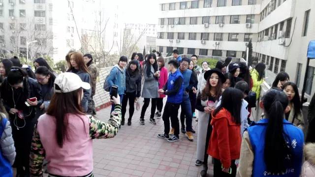 還沒開始時大家已經(jīng)開始有序排隊了，棒棒噠！