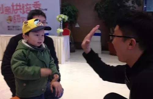 老楊你真心的是童心未泯啊，來，跟叔叔Give Me Five！