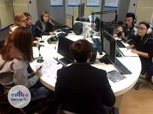 正式直播的時(shí)候，美少女們都非常認(rèn)真哦！