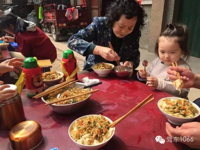 據(jù)說(shuō)手搟面和柴雞蛋更配哦！