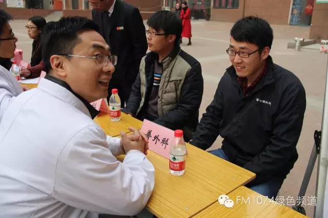 看這位小伙兒，跟我們的醫(yī)生都聊嗨了……