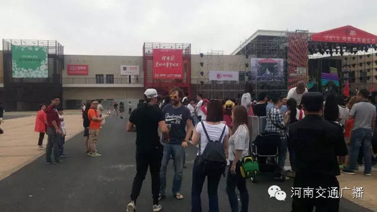 哇塞，現(xiàn)場(chǎng)還有外國(guó)友人~