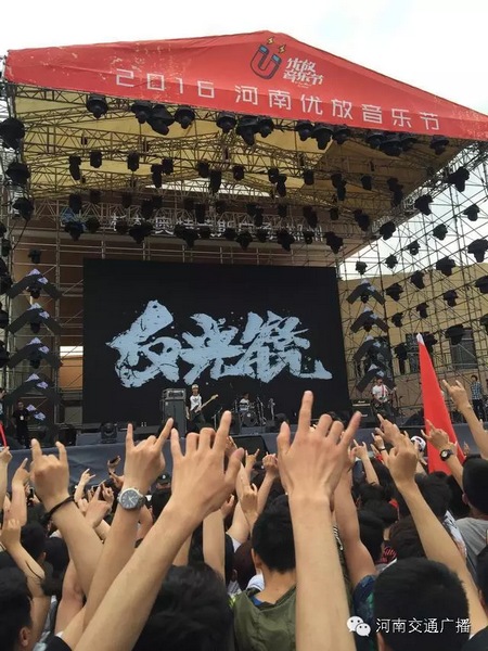 這么多朋友！默契的舉著一個(gè)手勢(shì)！