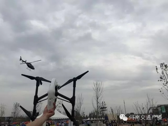 你以為音樂(lè)節(jié)只有音樂(lè)嗎？交廣號(hào)和無(wú)人機(jī)也在哦，看見(jiàn)它就揮揮手吧！