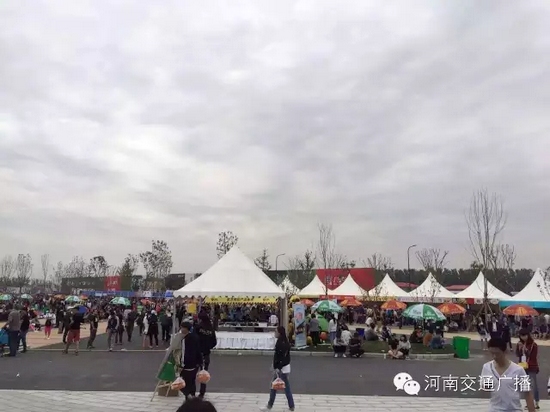 雖然天空已經(jīng)烏云密布，但大家的熱情絲毫不減！