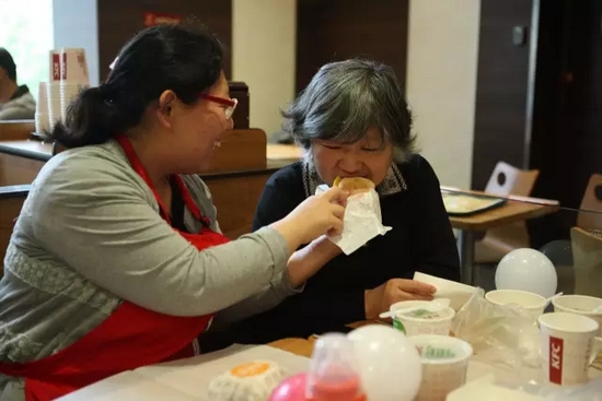 我還未長(zhǎng)大，你卻已白了頭發(fā)，我要珍惜和媽媽在一起的每一刻