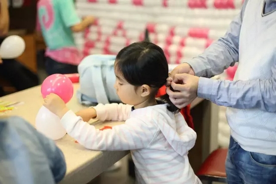 我能第一時(shí)間找到為我編辮子的爸爸，因?yàn)樗氖质悄菢拥臏厝岫辛α? complete=