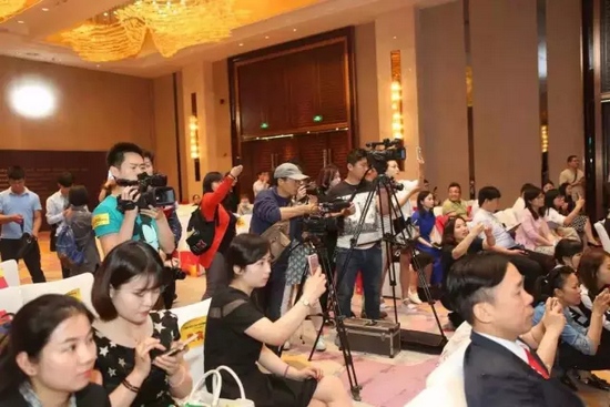 一時(shí)相機(jī)、攝像機(jī)齊閃