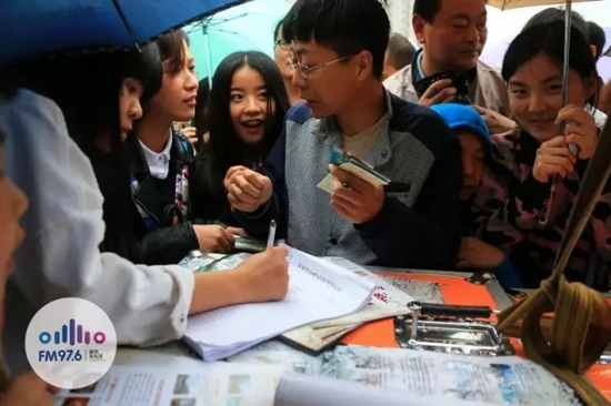 現(xiàn)場(chǎng)觀眾被臺(tái)上的浪漫氣氛感染，紛紛報(bào)名參加現(xiàn)場(chǎng)表白。