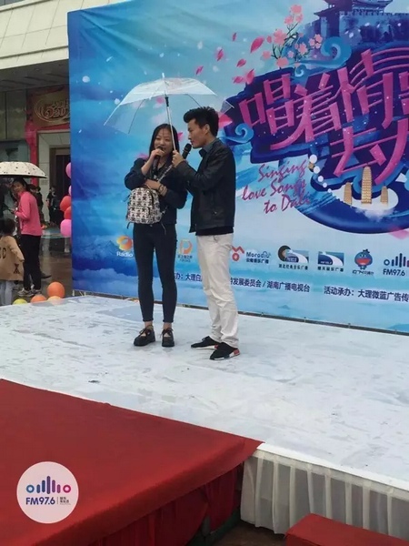 這是一位在校大學(xué)校，暗暗的喜歡純純的愛。