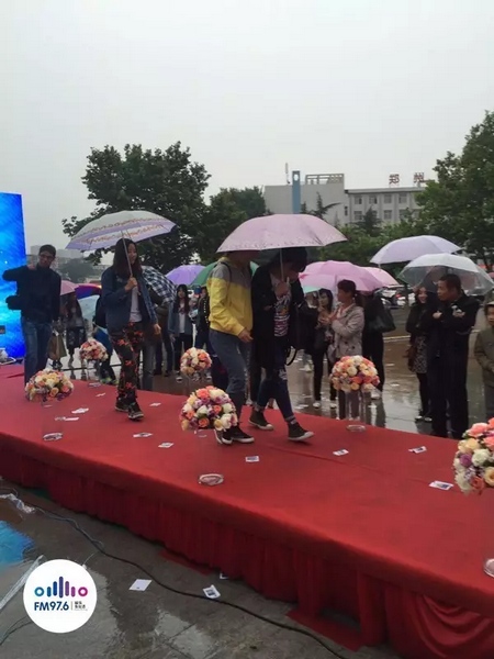 　　好友從屏幕后面走出來，他們特意從陜西、平頂山趕來為兩人送出祝福。