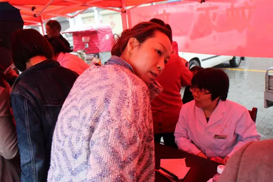 了解到有老人看病不方便，河南電臺(tái)1074綠色頻道活動(dòng)小組欒老師將醫(yī)生請(qǐng)到老人身邊，親自為她診斷。