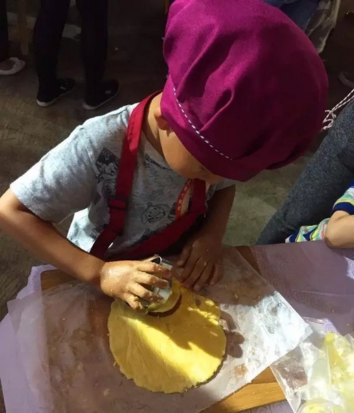 在爸爸媽媽的陪同下，親手制作餅干