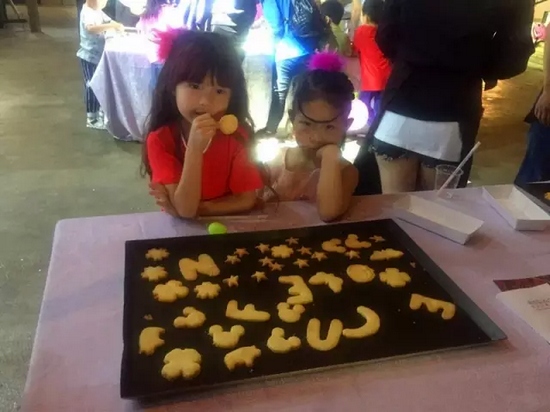 烤制好的餅干，發(fā)揮想象力，畫上美麗的圖案