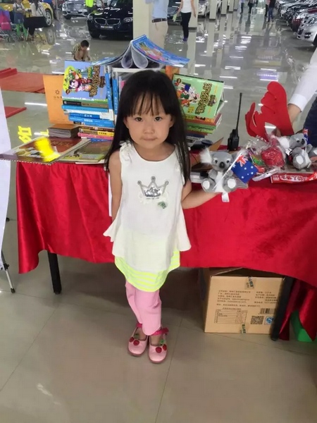 小朋友來(lái)捐書(shū)和玩具給貧困山區(qū)的孩子們