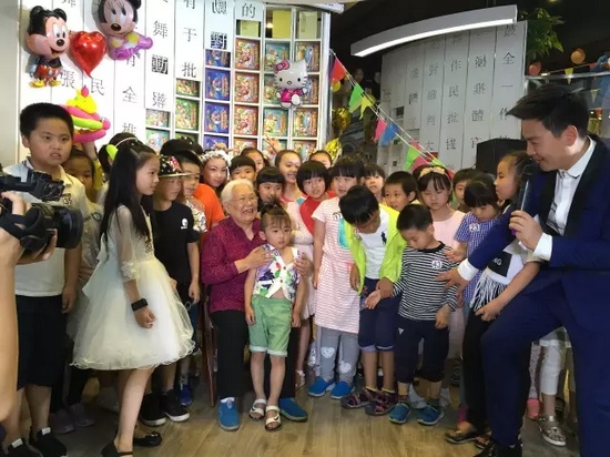 　　豫劇表演藝術(shù)家高潔老師和孩子們在一起，講述自己和戲曲的故事，祝福所有的小朋友節(jié)日快樂。