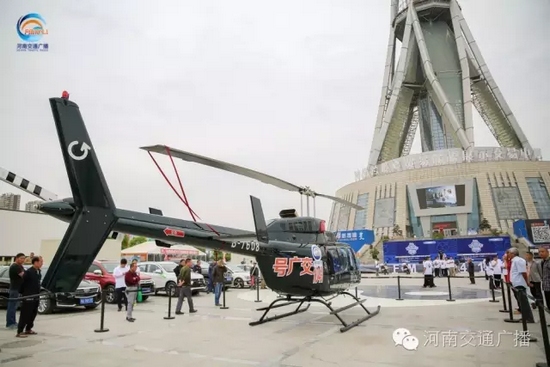 張貼著愛(ài)心助考車貼的“交廣號(hào)”直升機(jī)也同時(shí)起飛，共同開(kāi)啟了今年的愛(ài)心助考之旅。